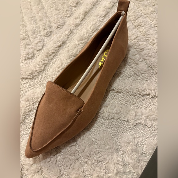 Lulu's Tan Pointed Flats - Picture 1 of 4